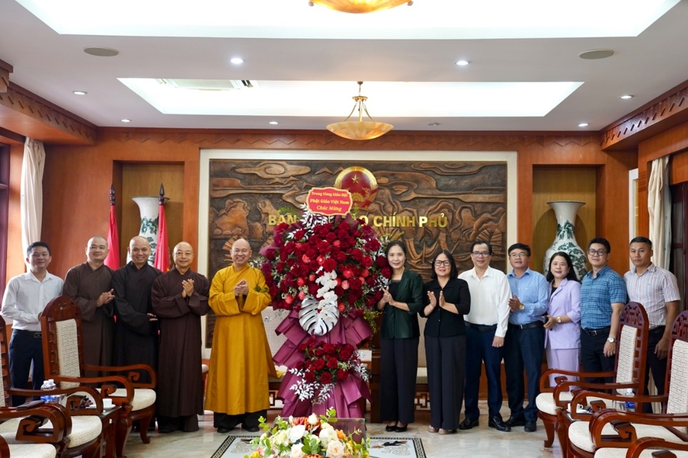 Đoàn Giáo hội Phật giáo Việt Nam tặng hoa chúc mừng Ban Tôn giáo Chính phủ nhân kỷ niệm 71 năm ngày truyền thống ngành quản lý nhà nước về tôn giáo