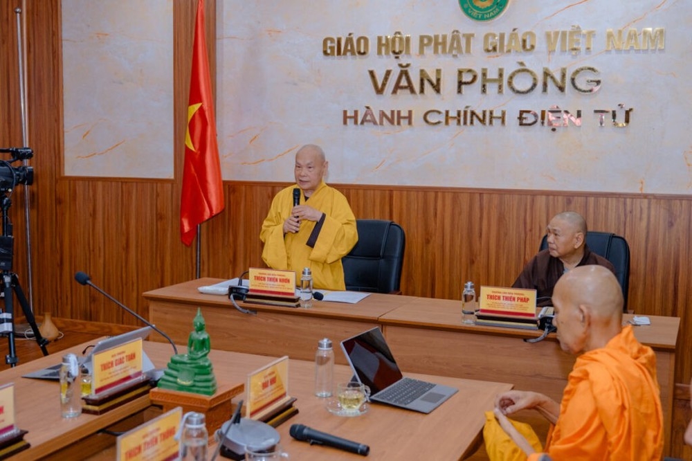 Hòa thượng Thích Thiện Nhơn, Phó Pháp chủ Hội đồng Chứng minh, Chủ tịch Hội đồng Trị sự Giáo hội Phật giáo Việt Nam, Trưởng ban Chỉ đạo Đại hội, Trưởng ban Tổ chức Đại hội chủ trì buổi họp trực tuyến