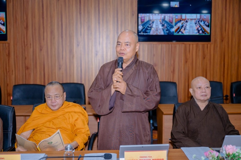 Thượng tọa Thích Thanh Phong, Phó Chủ tịch Hội đồng Trị sự, Trưởng ban Kinh tế - Hậu Cần, Lưu trú phát biểu tại Hội nghị