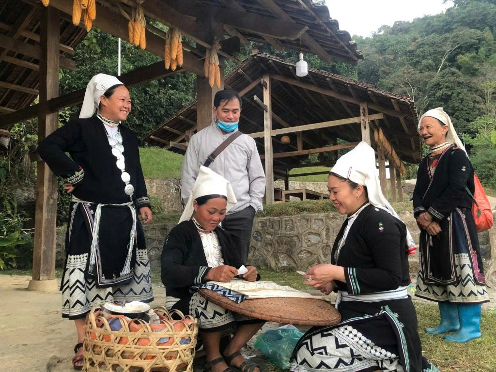 Đồng bào Dao Tiền giới thiệu nghề thêu truyền thống cho du khách tại xóm Quang Thượng, xã Thành Công, tỉnh Cao Bằng