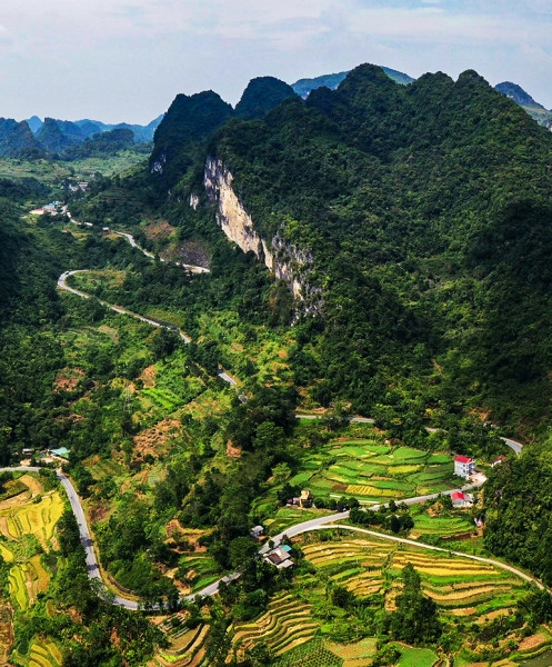 Đèo Mã Phục - đứng từ trên cao nhìn xuống, con đường đèo mềm mại như dải lụa vắt ngang giữa màu xanh bạt ngàn của núi rừng