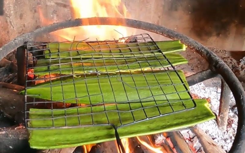 Để bớt mùi ngái và giảm độ đắng, nhớt, đồng bào thường nướng quả núc nác sém vỏ