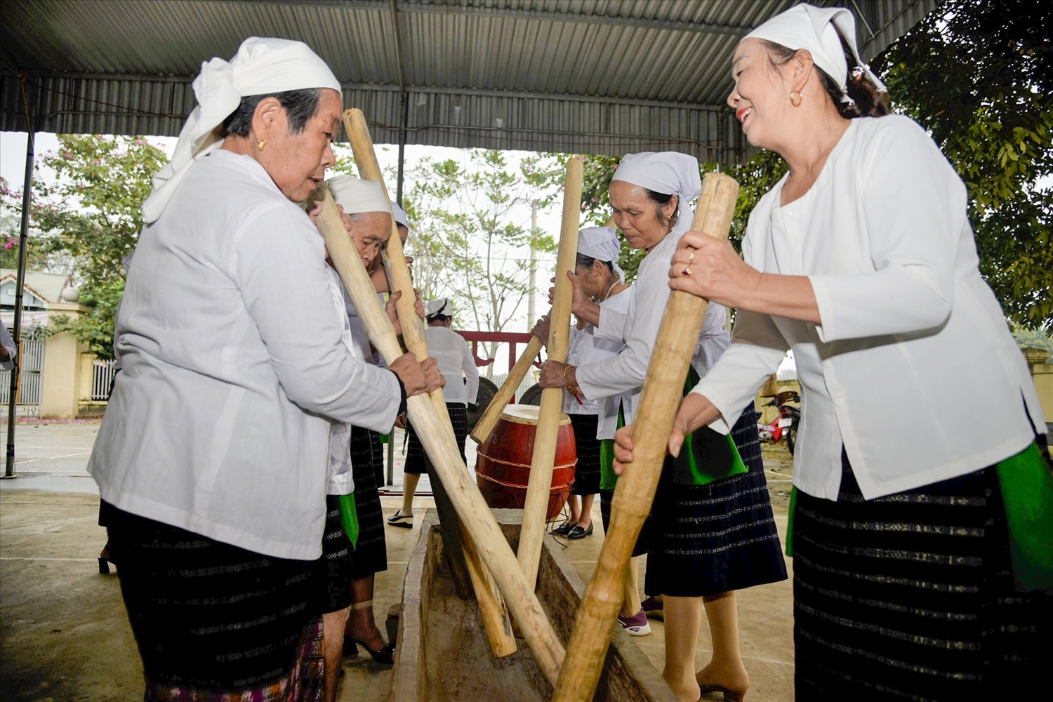 Một buổi sinh hoạt của CLB văn hóa dân gian dân tộc Thổ xóm Đột Vả, xã Tam Hợp, tỉnh Nghệ An