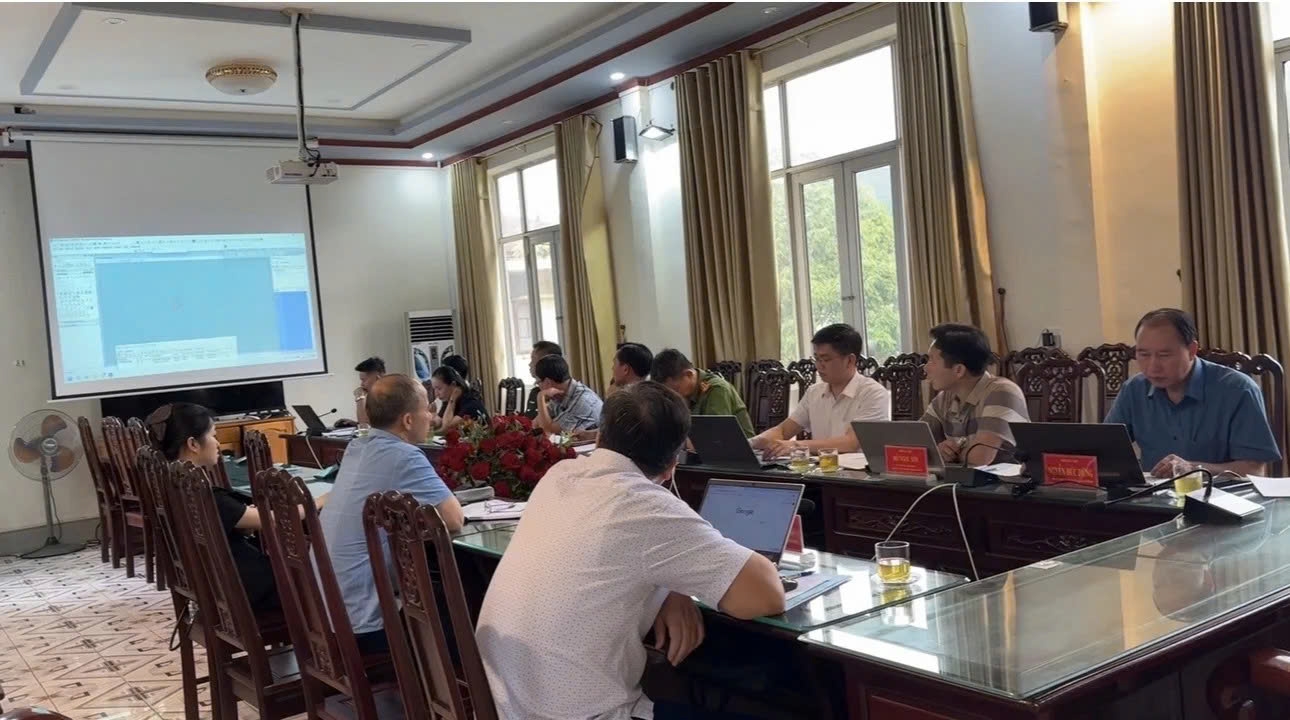 Đoàn công tác Sở Dân tộc và Tôn giáo tỉnh Lào Cai làm việc với lãnh đạo xã Bảo Thắng nhằm đánh giá tình hình thực hiện công tác quản lý nhà nước về tín ngưỡng, tôn giáo trên địa bàn tỉnh