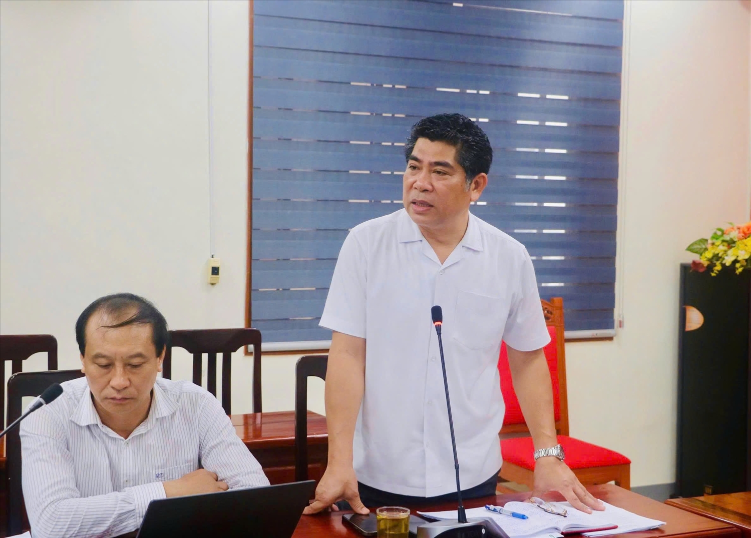 Ông Vi Văn Sơn, Giám đốc Sở Dân tộc và Tôn giáo tỉnh Nghệ An phát biểu, trao đổi về công tác rà soát, chuẩn hóa dữ liệu phục vụ xây dựng cơ sở dữ liệu về dân tộc tại buổi làm việc