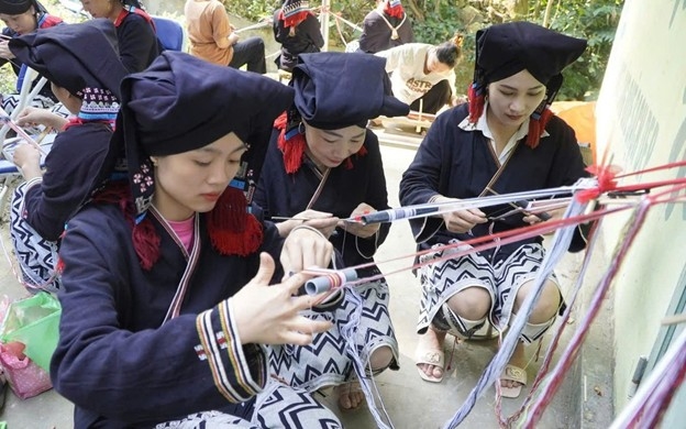 Tổ hợp tác thổ cẩm Dao Tiền thuộc xóm Sưng, xã Cao Sơn (tỉnh Phú Thọ) không chỉ góp phần gìn giữ nét tinh hoa của nghề dệt thổ cẩm truyền thống người Dao Tiền mà đã mang đến cơ hội việc làm, nguồn thu nhập cho những cho những người phụ nữ kém may mắn