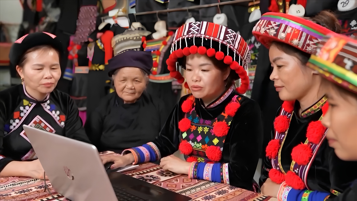 Việc chuyển đổi số không chỉ là câu chuyện về công nghệ mà còn là câu chuyện về con người