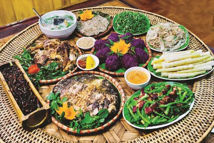 Mâm cỗ đãi khách của người Thái ở Sơn La