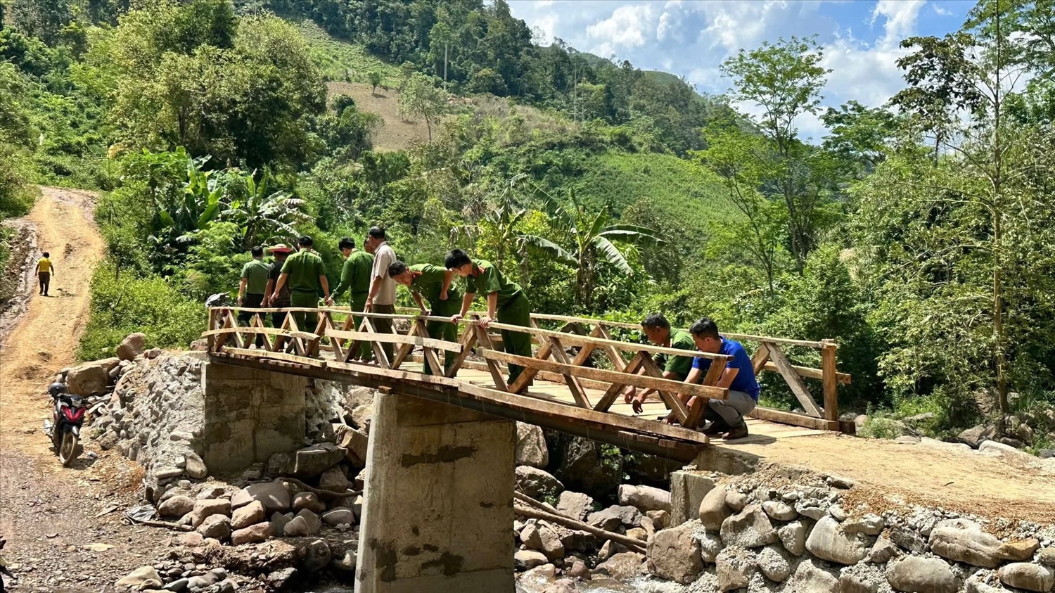 Các chiến sĩ công an xã Mường Tùng đã hoàn thiện cây cầu giúp người dân đi lại thuận tiện hơn