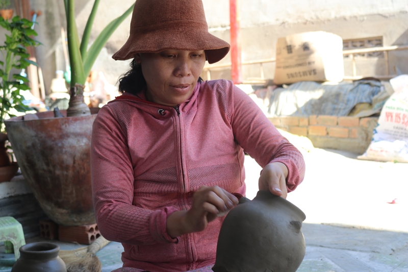 Chị Đàng Thị Kim Sương say mê sáng tạo sản phẩm gốm 