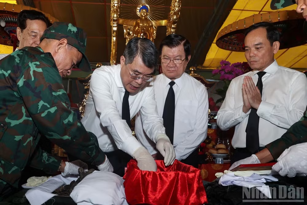 Thủ tướng Chính phủ Lê Minh Hưng cùng lực lượng Quân đội thực hiện công tác quy tập hài cốt liệt sĩ mới được tìm thấy tại Công viên Lê Thị Riêng. (Ảnh: VGP/Nhật Bắc)