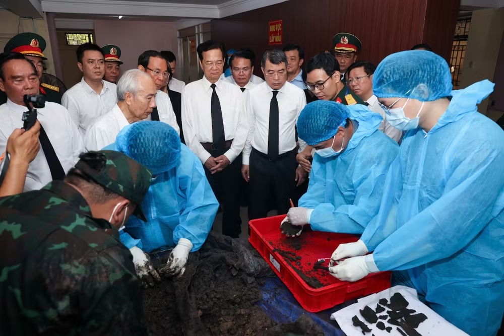Những hài cốt liệt sĩ đầu tiên được tìm thấy tại Công viên Lê Thị Riêng. (Ảnh: VGP/Nhật Bắc)