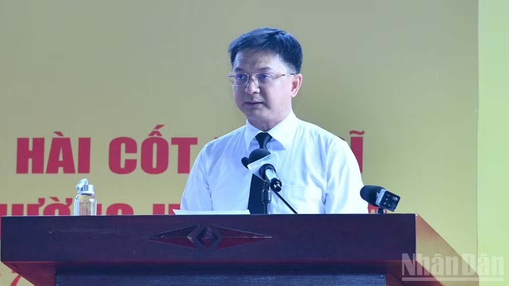 Lãnh đạo Ủy ban nhân dân Thành phố Hồ Chí Minh báo cáo tại buổi lễ. (Ảnh: Thanh Giang)