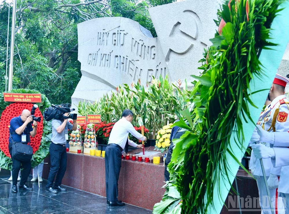 Thủ tướng Lê Minh Hưng dâng hương tưởng niệm cố Tổng Bí thư Trần Phú