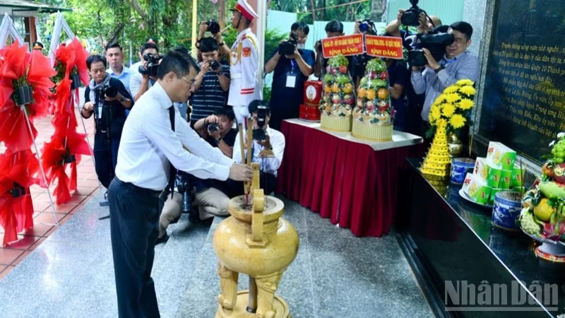 Thủ tướng Lê Minh Hưng tưởng niệm các Anh hùng liệt sĩ tại Công viên Lê Thị Riêng. (Ảnh: Thanh Giang)