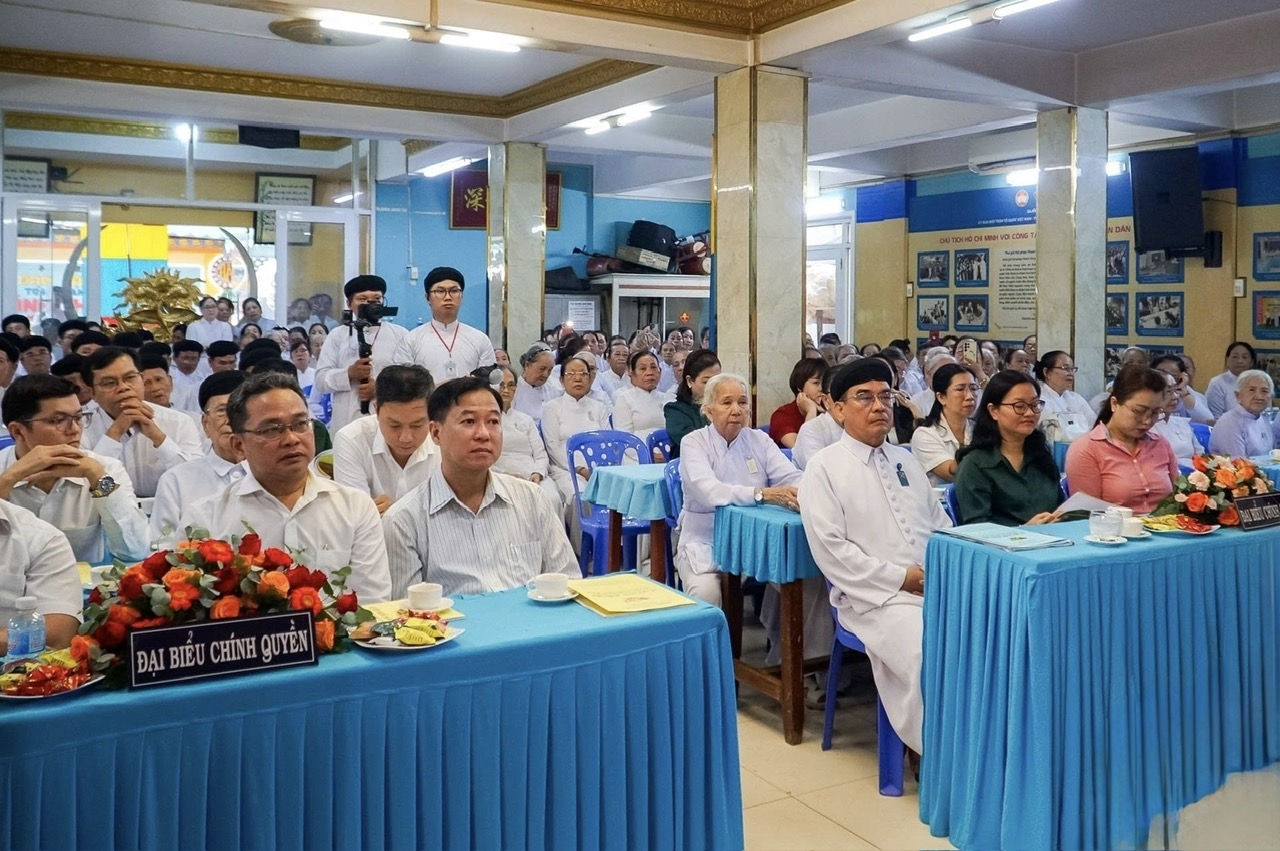 Đại diện chính quyền địa phương và các sở ban ngành tham dự lễ 