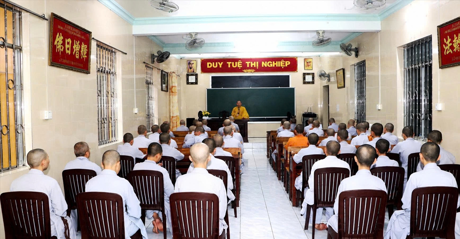 Đại đức Thích Trí Thuận phổ biến Hiến chương Giáo hội Phật giáo Việt Nam và các quy định của pháp luật cho chư ni hành giả tại Hạ trường Ni chùa Bạch Vân, phường Sơn Đông, tỉnh Vĩnh Long