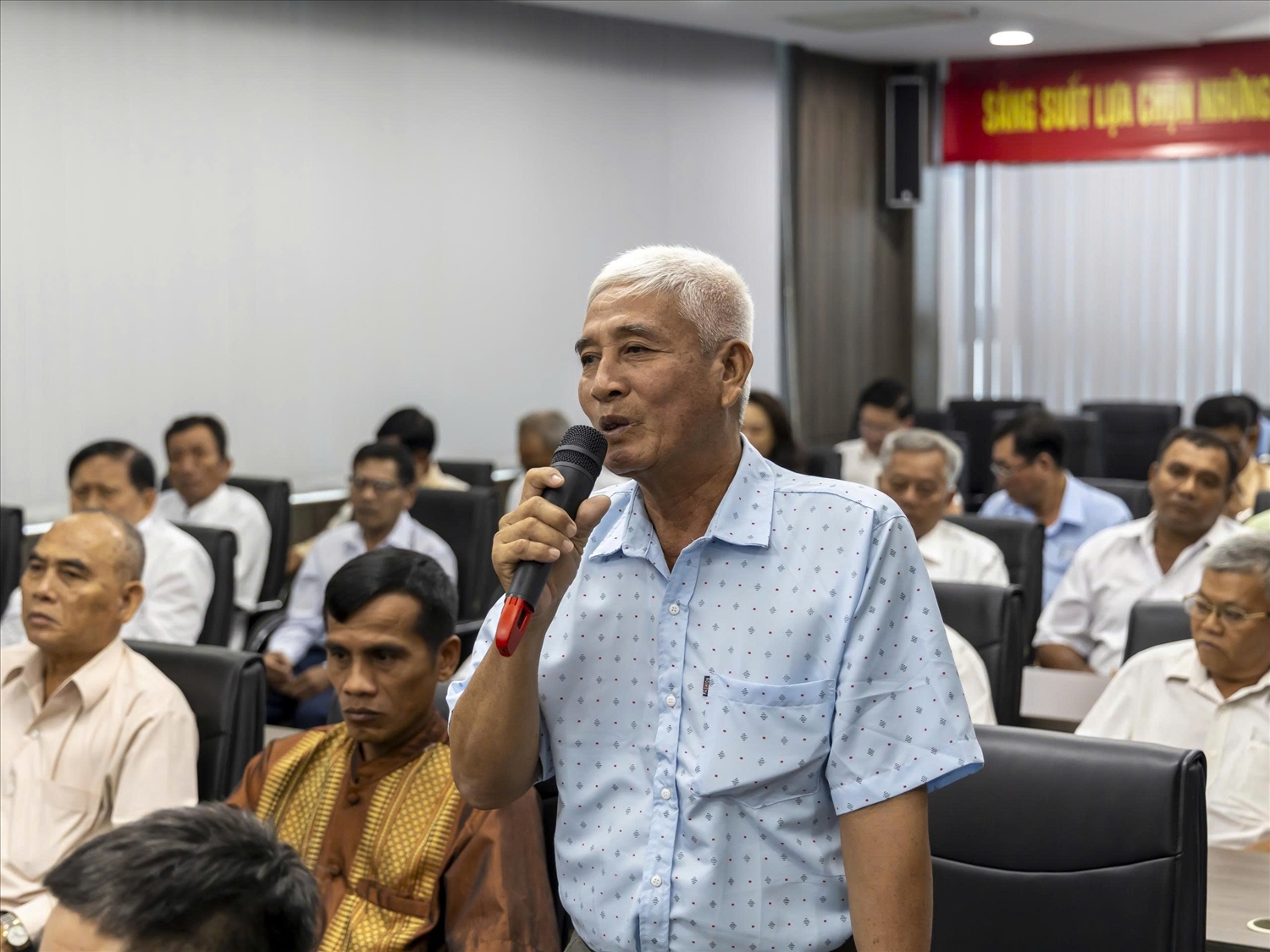 Tại buổi gặp mặt, các đại biểu đã kiến nghị nhiều chính sách dành cho người có uy tín và vùng đồng bào DTTS