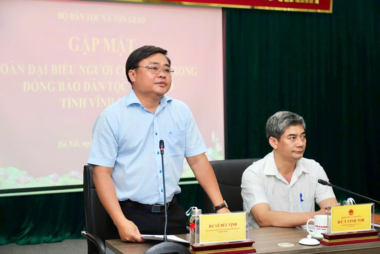 Ông Lê Đức Vịnh - Phó Giám đốc Sở Dân tộc và Tôn giáo tỉnh Vĩnh Long báo cáo với Lãnh đạo Bộ Dân tộc và Tôn giáo về tình hình triển khai công tác dân tộc, tôn giáo cũng như chính sách cho Người có uy tín trên địa bàn tỉnh