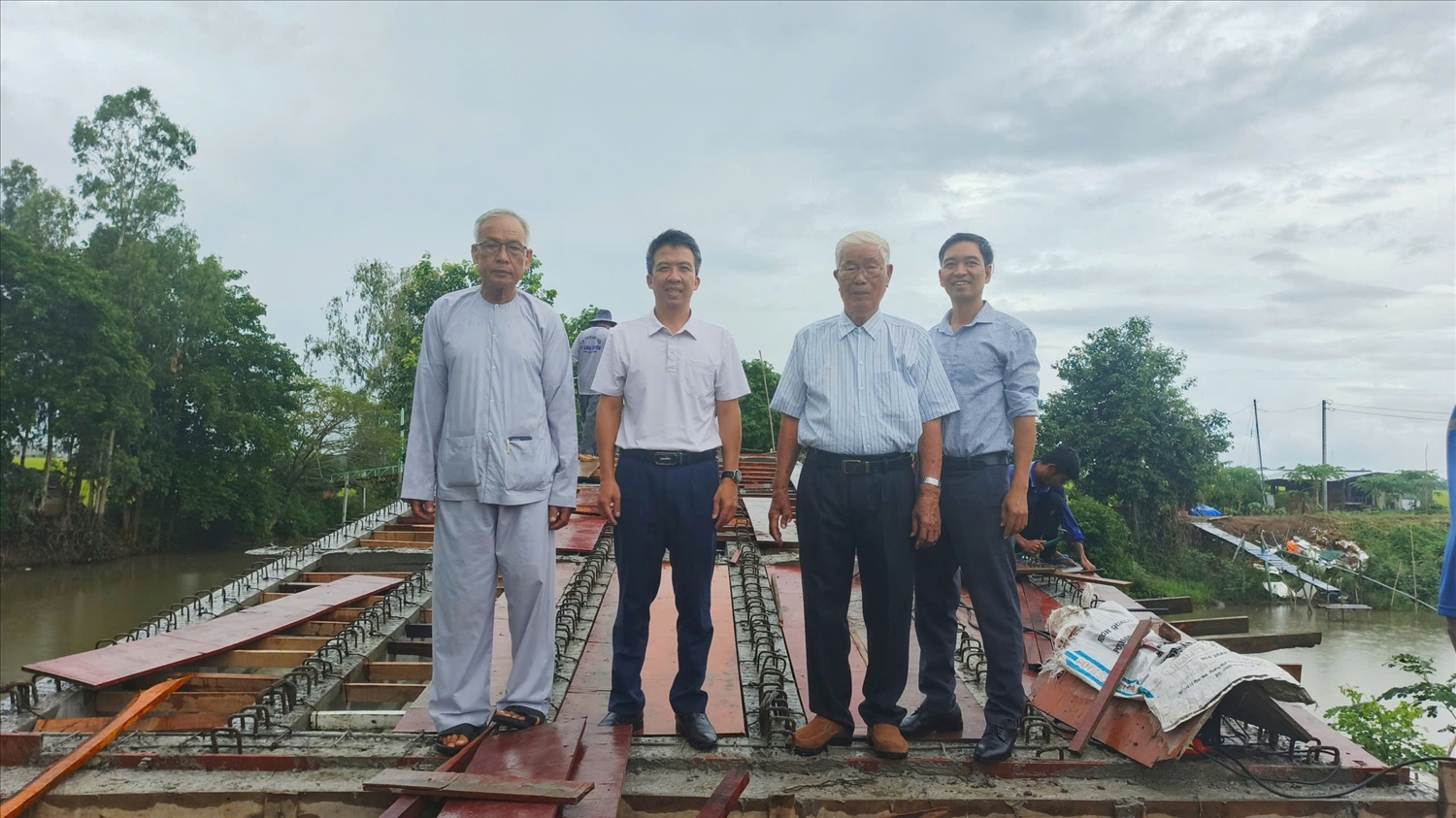 Đoàn khảo sát thực tế tại công trình đang thi công cầu giao thông nông thôn từ thiện