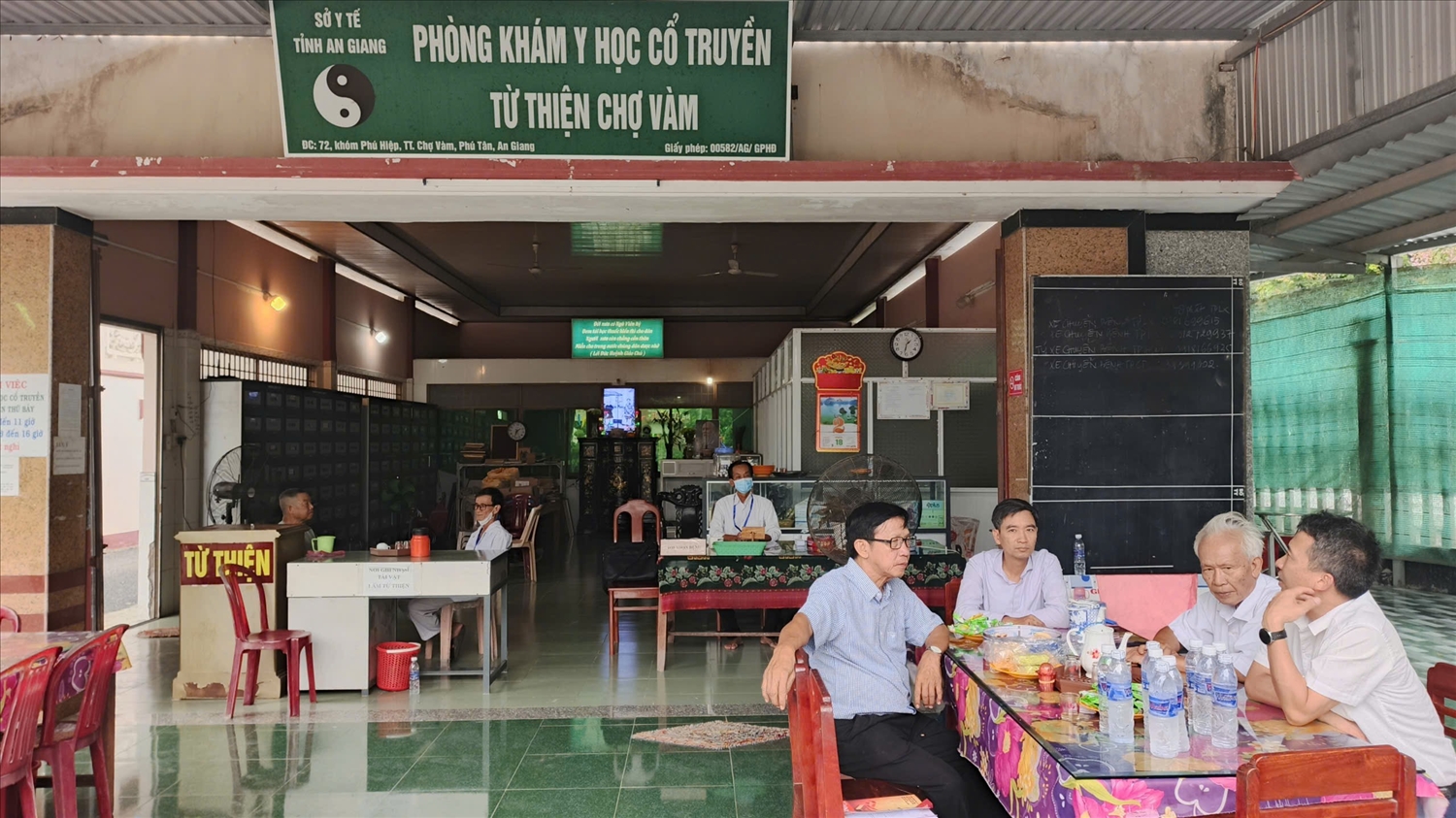 Đoàn khảo sát thực tế tại Phòng khám Y học cổ truyền từ thiện và công tác điều hành, hoạt động xe chuyển bệnh miễn phí tại xã Chợ Vàm