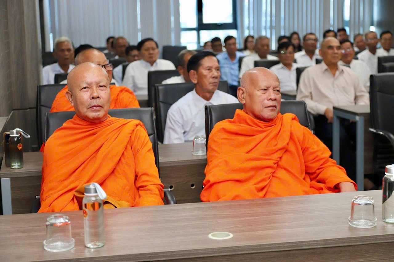 Các đại biểu người có uy tín của tỉnh Vĩnh Long