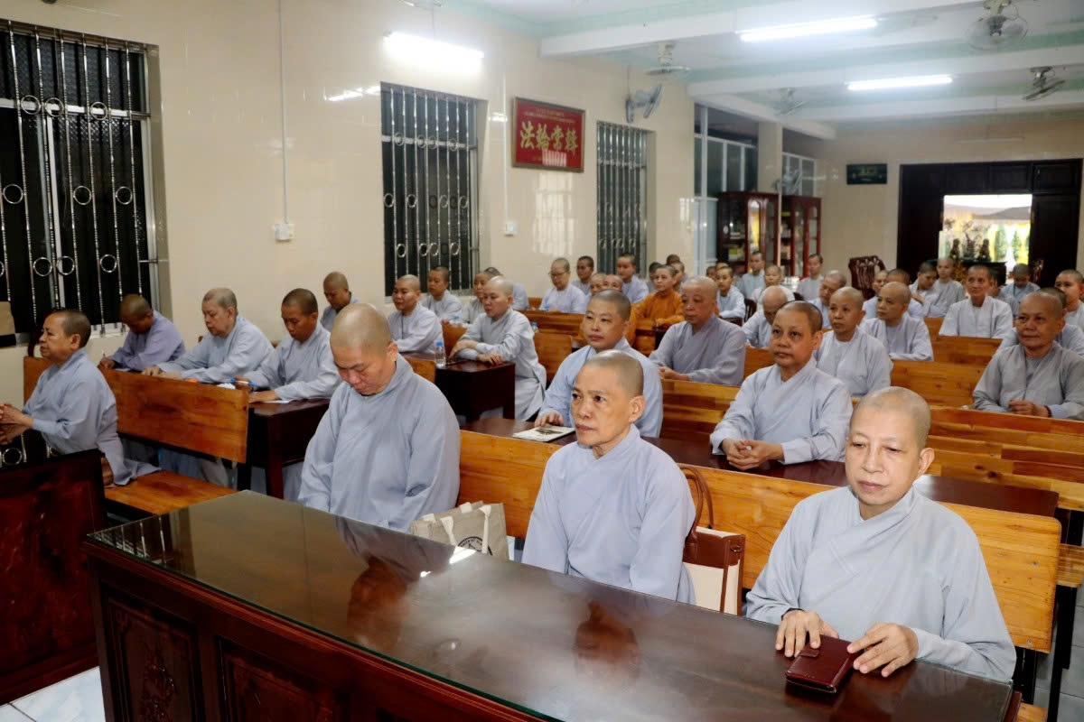 Chư ni hành giả Hạ trường ni chùa Bạch Vân tham dự buổi phổ biến Hiến chương Giáo hội Phật giáo Việt Nam và các quy định của pháp luật liên quan đến hoạt động tôn giáo