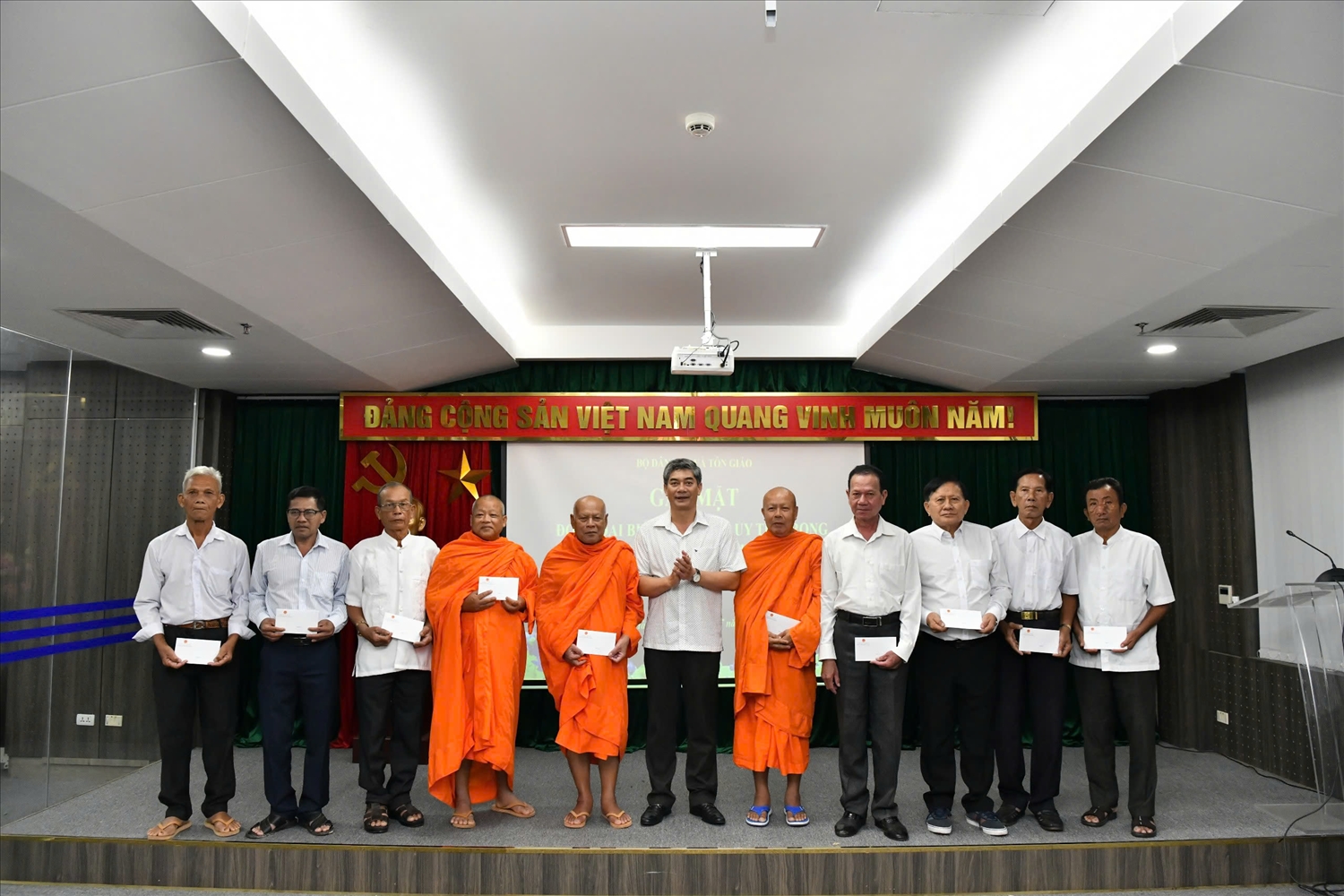 Người có uy tín tỉnh Vĩnh Long phát huy vai trò cầu nối, góp phần xây dựng khối đại đoàn kết dân tộc 4