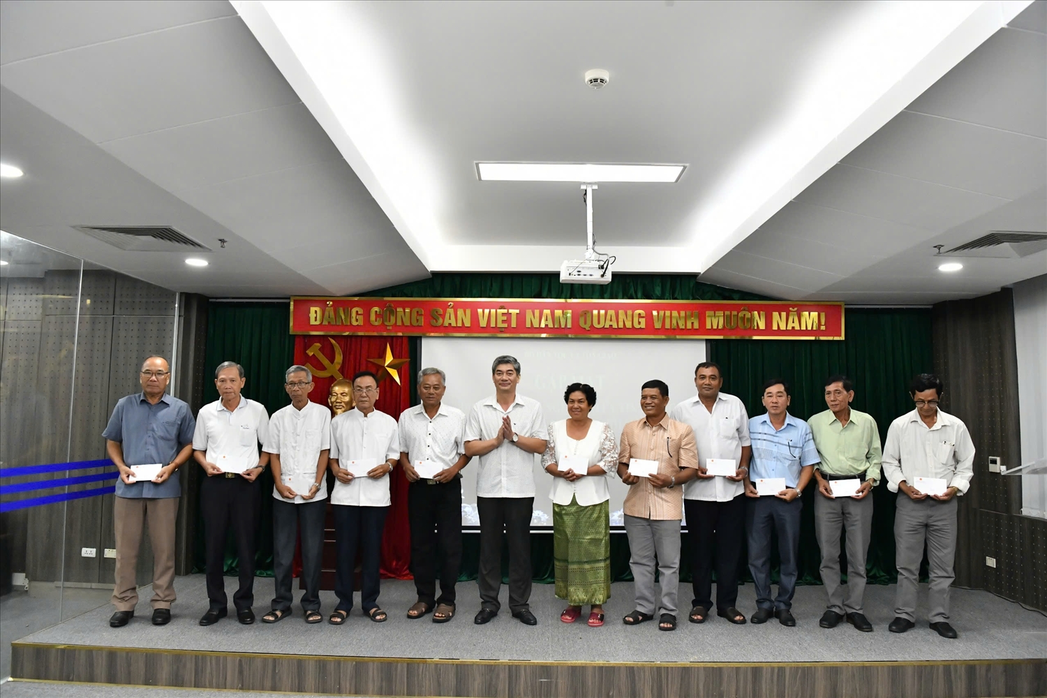 Người có uy tín tỉnh Vĩnh Long phát huy vai trò cầu nối, góp phần xây dựng khối đại đoàn kết dân tộc 5
