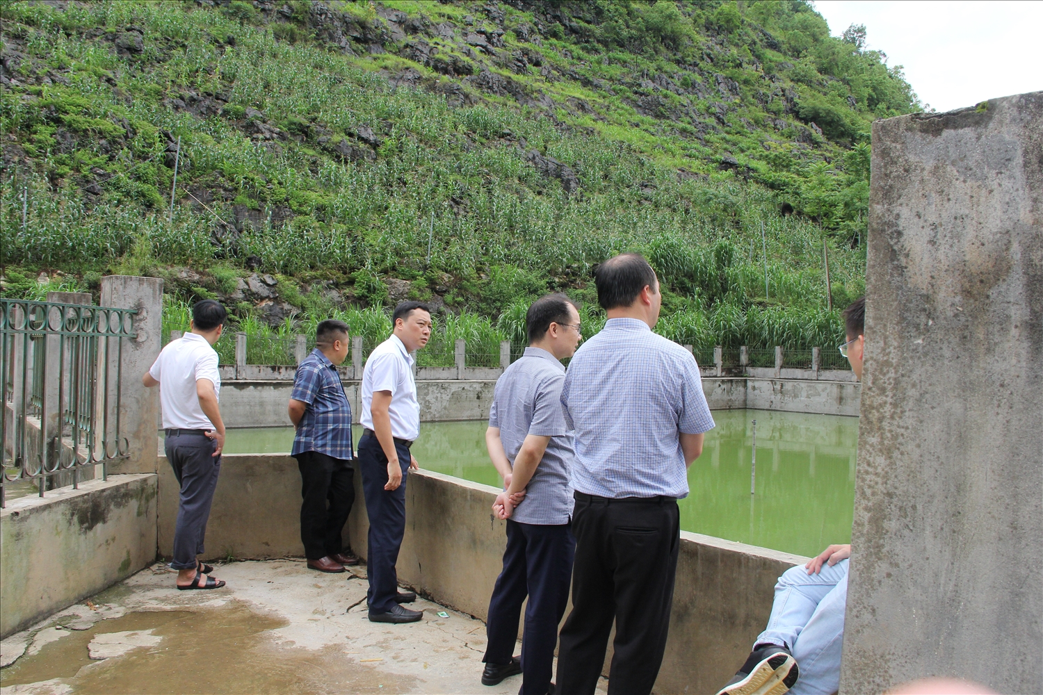 Ông Phùng Quốc Huy (thứ 3 từ phải qua), Phó Chánh Văn phòng Quốc gia về dân tộc và miền núi, Bộ Dân tộc và Tôn giáo làm trưởng Đoàn công tác kiểm tra liên ngành của Bộ Dân tộc và Tôn giáo và Sở Dân tộc và Tôn giáo tỉnh Tuyên Quang kiểm tra, khảo sát một Hồ treo tích trữ nước thuộc xã Đồng Văn, tỉnh Tuyên Quang