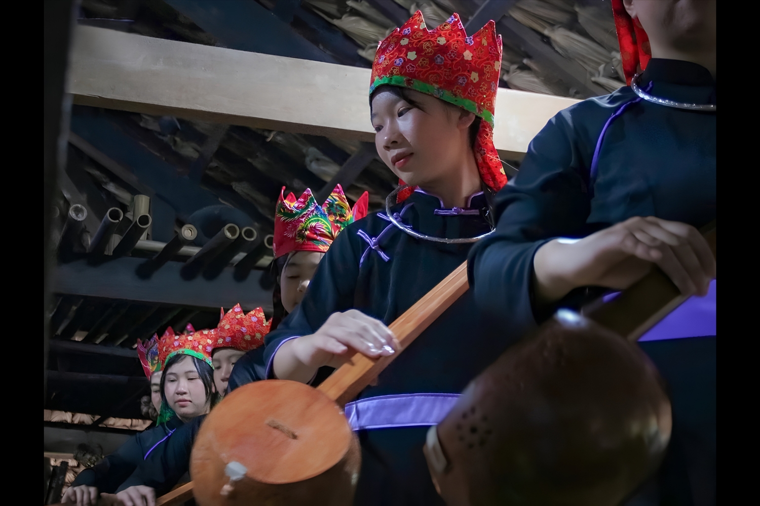 Thầy Then truyền lại cho con tràng những vật dụng hành nghề như đàn tính, sóc nhạc, quạt, mũ, áo…