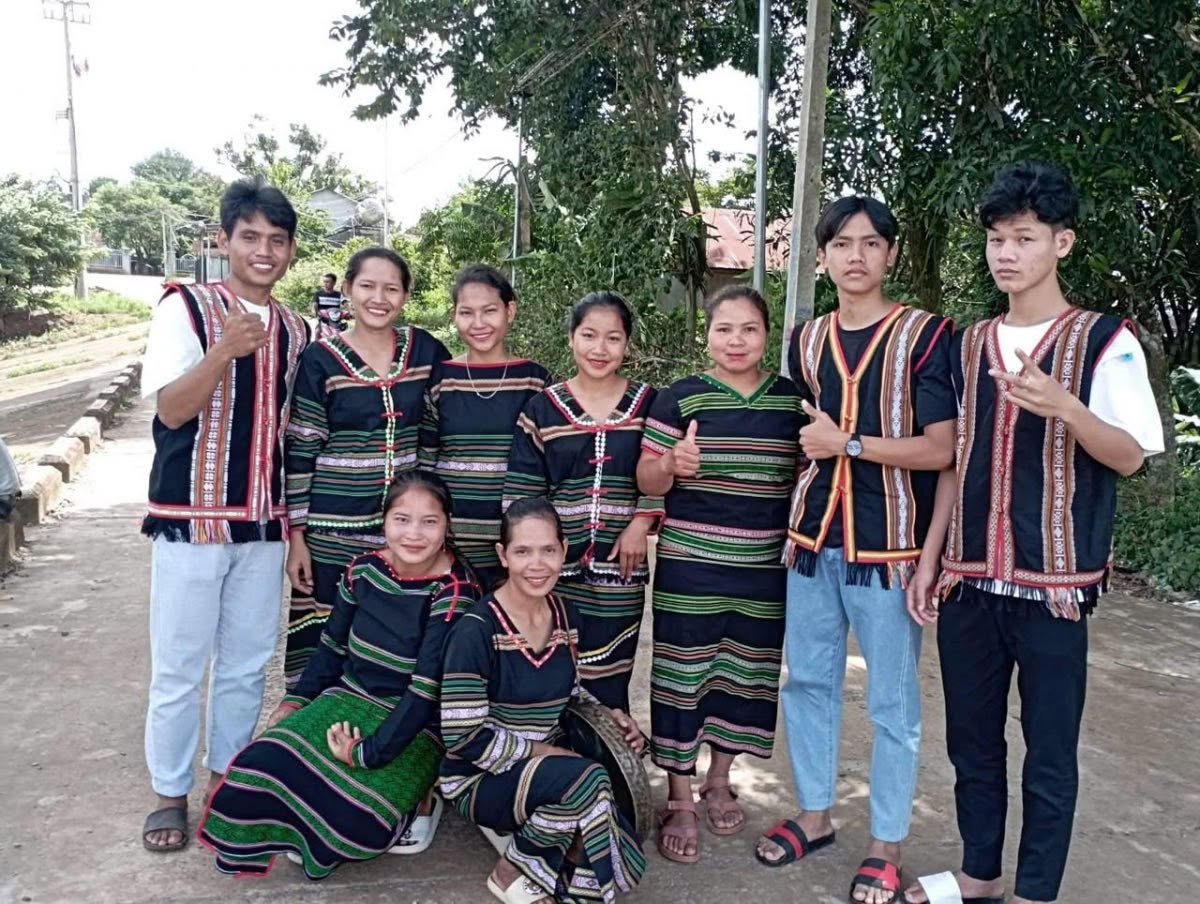 Đội múa dân gian của đoàn thanh niên xã Nâm Nung, tỉnh Lâm Đồng.