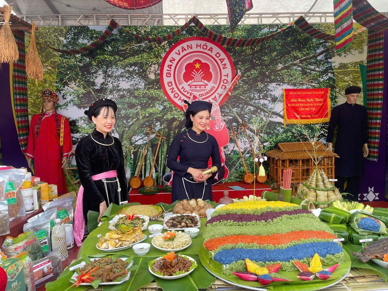 Mâm ẩm thực đặc sắc của người Tày tỉnh Tuyên Quang với các món ăn hấp dẫn