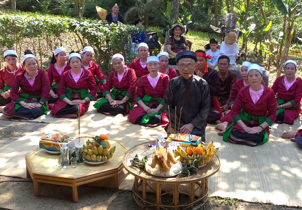 Lễ cúng mừng cơm mới của người Thổ gồm có cúng thần linh và cúng gia tiên