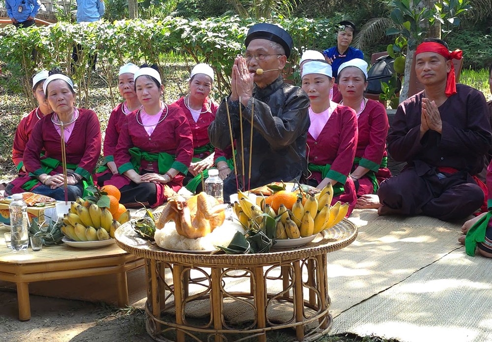 Thầy Mo đóng một vai trò quan trọng trong lễ mừng cơm mới của người Thổ