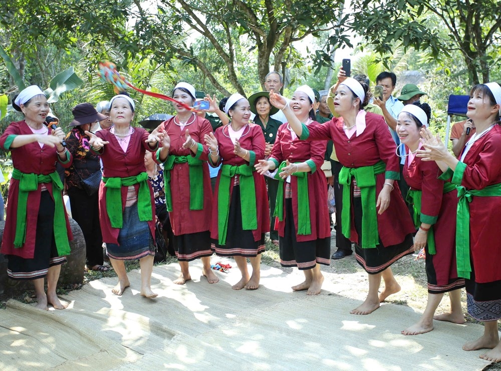 Sau nghi lễ cúng mừng cơm mới, người Thổ mở hội và hát múa, chơi các trò chơi dân gian như ném còn,...