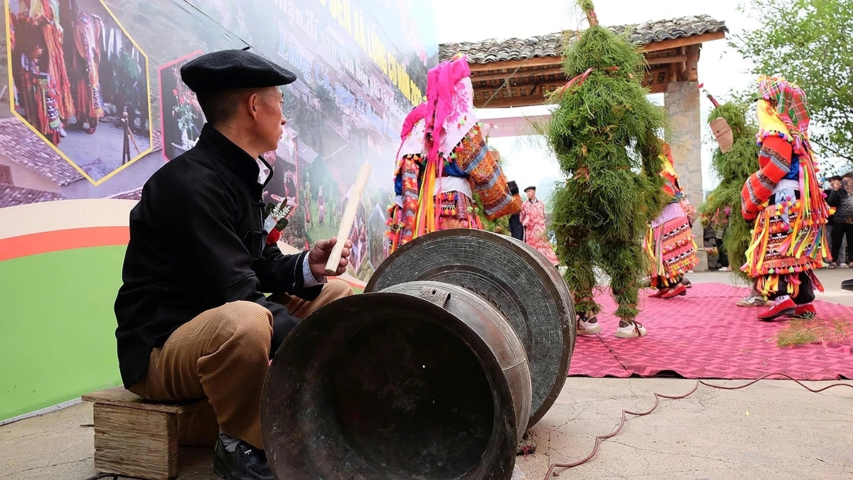 Playing bronze drums at the Ancestor Worship Ceremony of the black Lo Lo people in Lung Cu commune