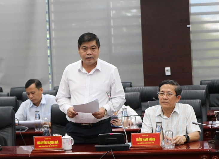 Ông Nguyễn Mạnh Hà - Giám đốc Sở Dân tộc và Tôn giáo TP. Đà Nẵng báo cáo với Đoàn công tác về kết quả triển khai Chương trình MTQG. Ảnh: Huy Trường