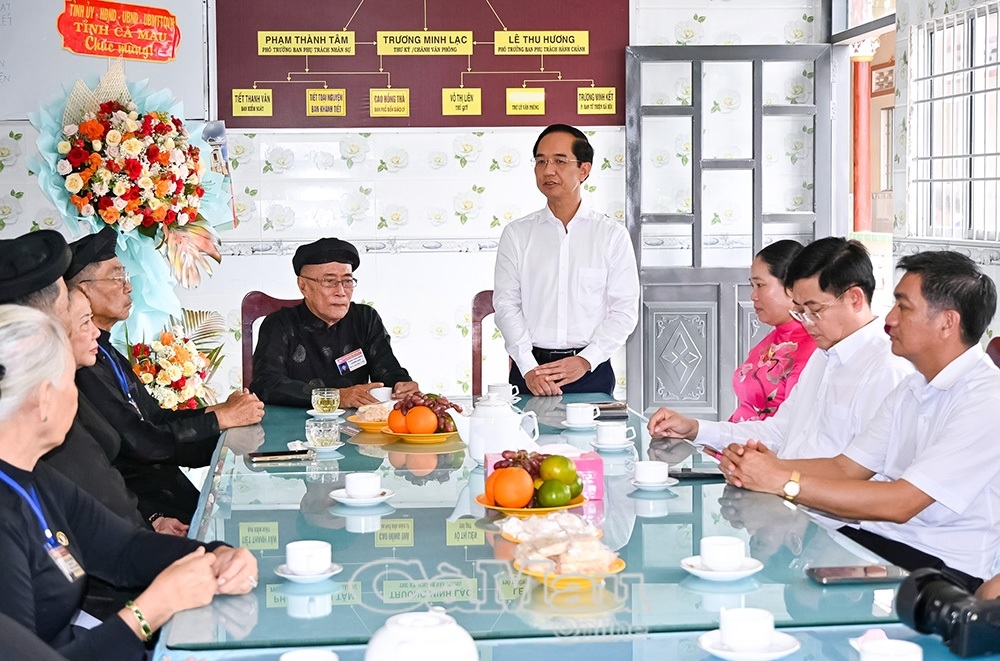 Đồng chí Hồ Thanh Thủy, Phó Bí thư Tỉnh ủy, Chủ tịch Ủy ban MTTQ Việt Nam tỉnh Cà Mau, thăm, chúc mừng Ban Đại diện Giáo hội Phật giáo Hòa Hảo tỉnh nhân dịp Đại lễ Khai đạo Phật giáo Hòa Hảo năm 2026. Ảnh: TÚ QUYÊN