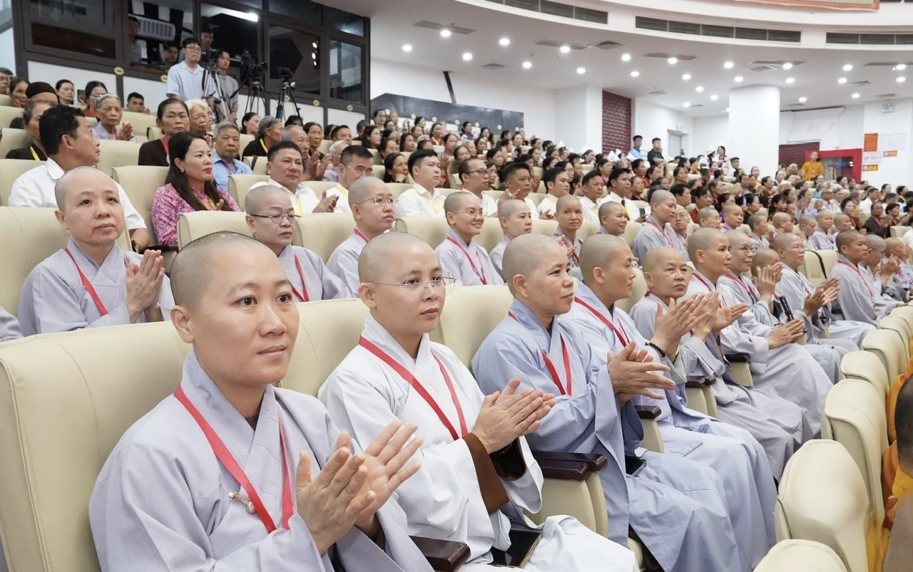 Các đại biểu tăng ni, phật tử tham dự Đại hội
