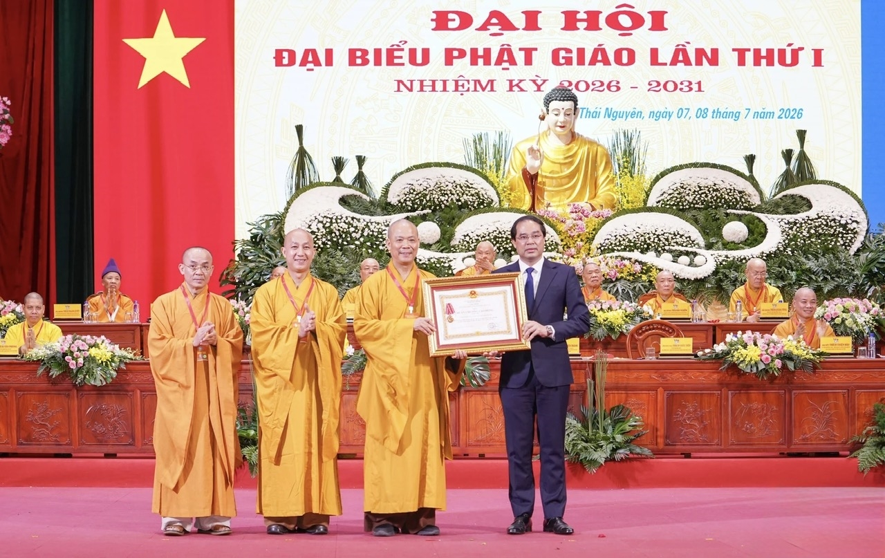 Ủy viên Trung ương Đảng, Bí thư Tỉnh ủy Thái Nguyên Trịnh Xuân Trường tặng Huân chương Lao động hạng Nhì của Tổng Bí thư, Chủ tịch nước Tô Lâm đến tập thể Ban Trị sự Giáo hội Phật giáo Việt Nam tỉnh Thái Nguyên