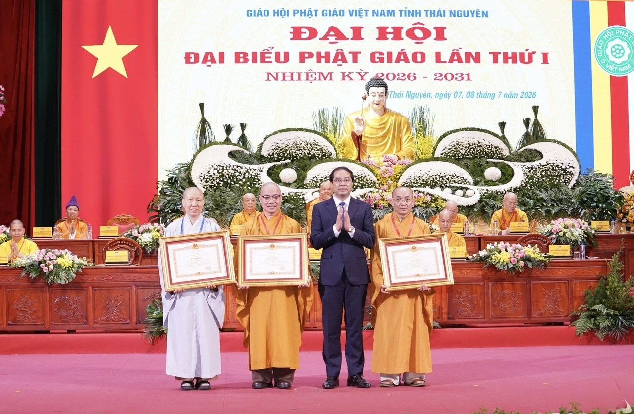 Bí thư Tỉnh ủy trao Bằng khen của Thủ tướng Chính phủ tặng các cá nhân có thành tích xuất sắc trong công tác Phật sự và an sinh xã hội