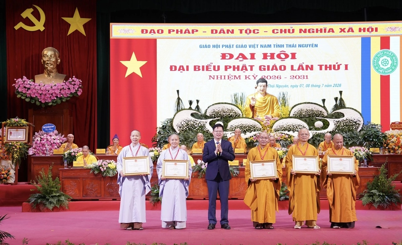 Phó Bí thư Tỉnh ủy, Chủ tịch Ủy ban MTTQ tỉnh Đinh Quang Tuyên trao Bằng khen của Chủ tịch UBND tỉnh Thái Nguyên tặng các tập thể có thành tích xuất sắc trong hoạt động Phật sự