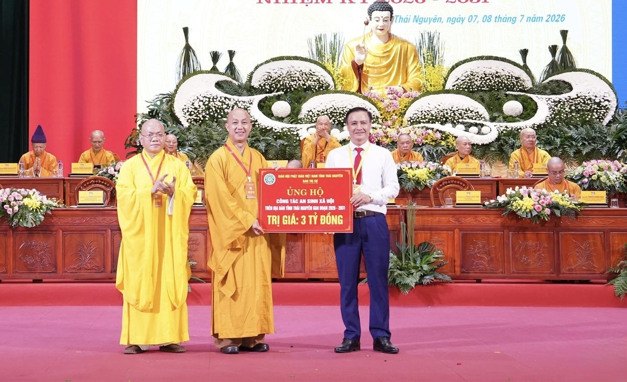 Đại diện Ban Trị sự Giáo hội Phật giáo Việt Nam tỉnh Thái Nguyên trao 3 tỷ đồng hỗ trợ Quỹ xây dựng nhà Đại đoàn kết của tỉnh