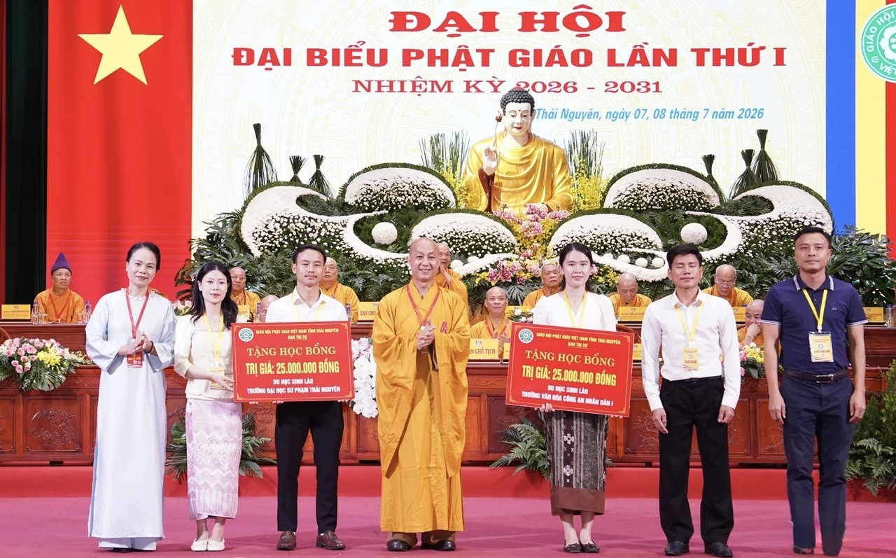 Đại diện Ban Trị sự Giáo hội Phật giáo Việt Nam tỉnh trao tặng 50 suất học bổng cho các lưu học sinh Lào đang học tập tại Thái Nguyên