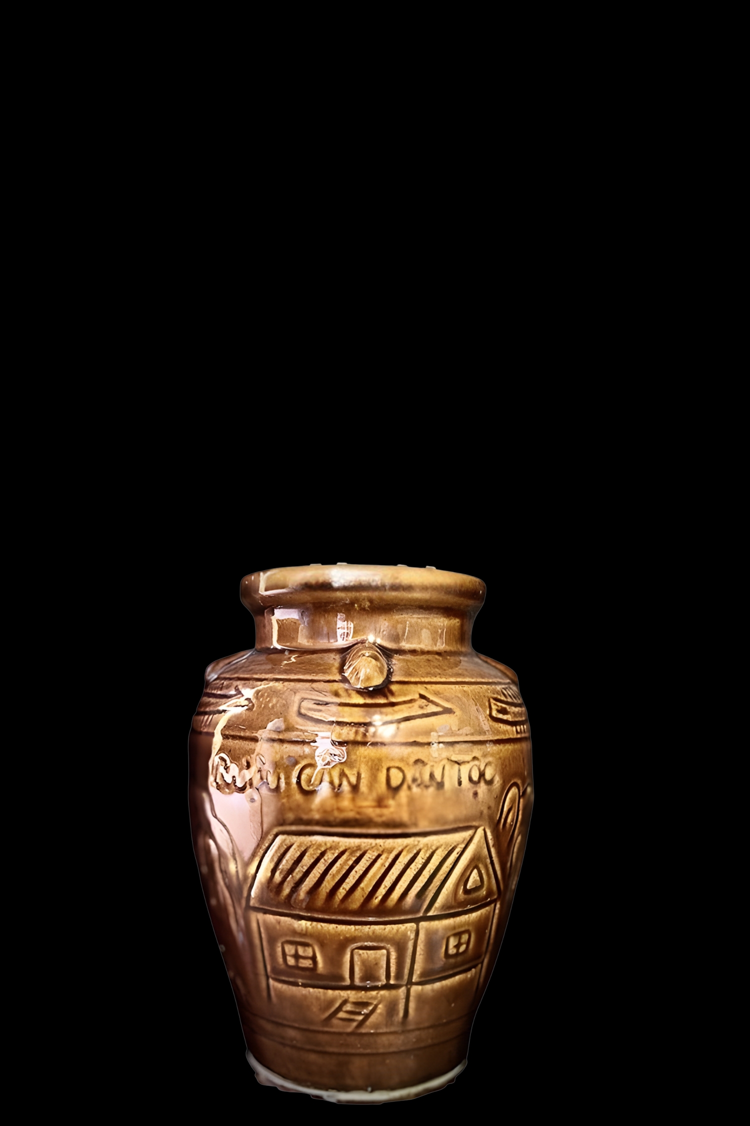 The Gia-rai people always have a jar of rice wine placed in the center of the house as a sincere invitation to honored guests