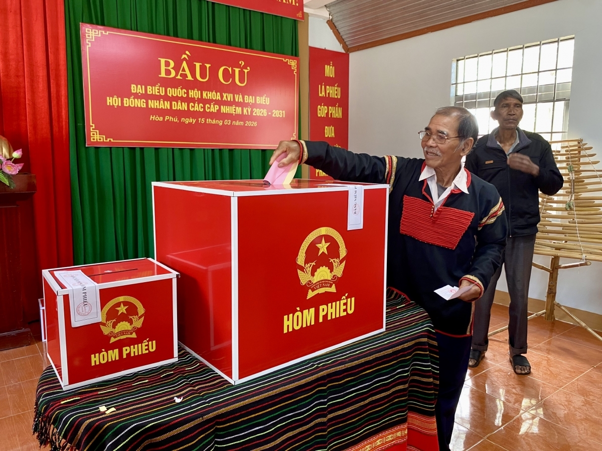Elder Y Thut Bya, of the E-de ethnic group in Hoa Phu commune, Dak Lak province, casts his vote for representatives to the 16th National Assembly and representatives to the People’s Councils at all levels for the term of 2026-2031
