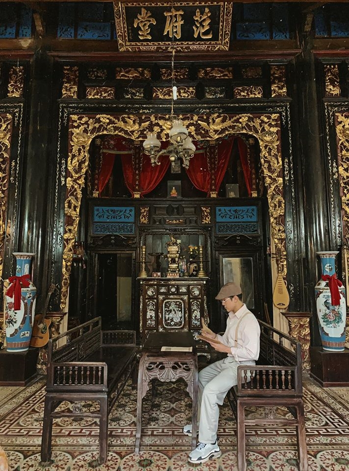 Gian trung tâm của nhà giữa treo tấm hoành phi lớn viết chữ Hán “Phạm Phủ Đường”