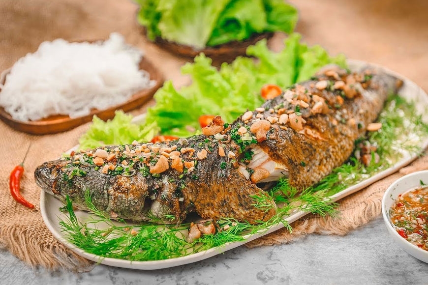Du khách được thưởng thức hương vị cá lóc nướng trui đặc sản vùng Nam Bộ