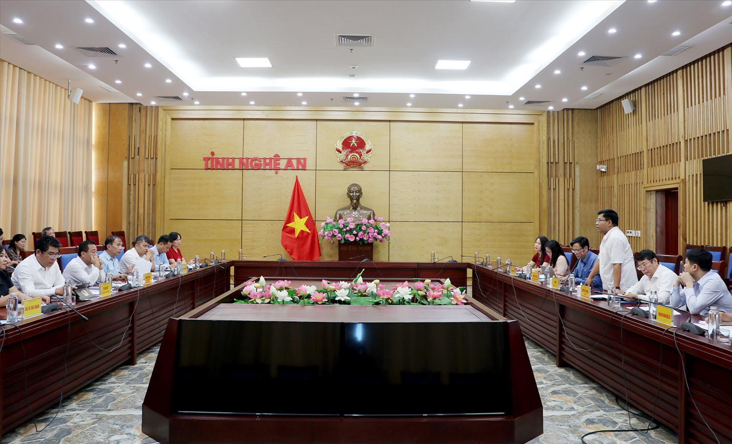 Thứ trưởng Y Thông và Đoàn công tác của Bộ Dân tộc và Tôn giáo làm việc với UBND tỉnh Nghệ An